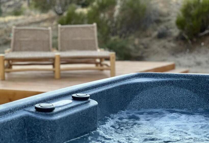 إستوديو سوبيريور, Two Pepper Ranch   A Desert Oasis