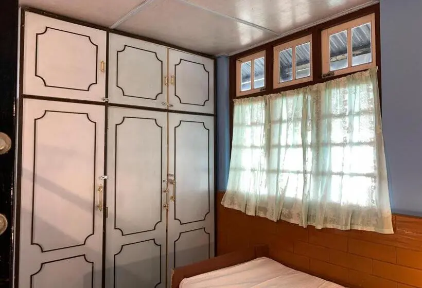 Lit en Chambre Commune, Solo Stays   Backpacker Hostel
