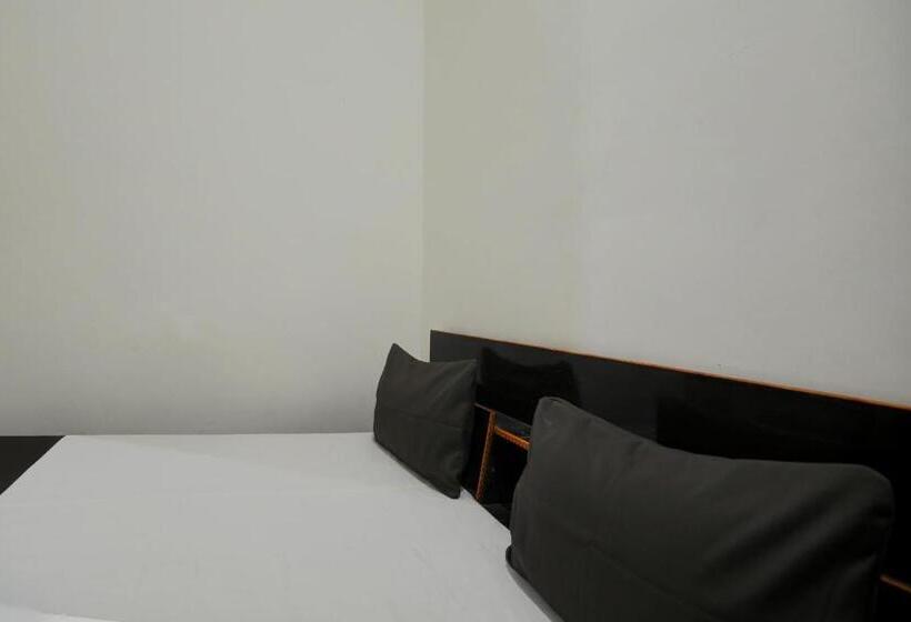 三人经典房间, O Nayara