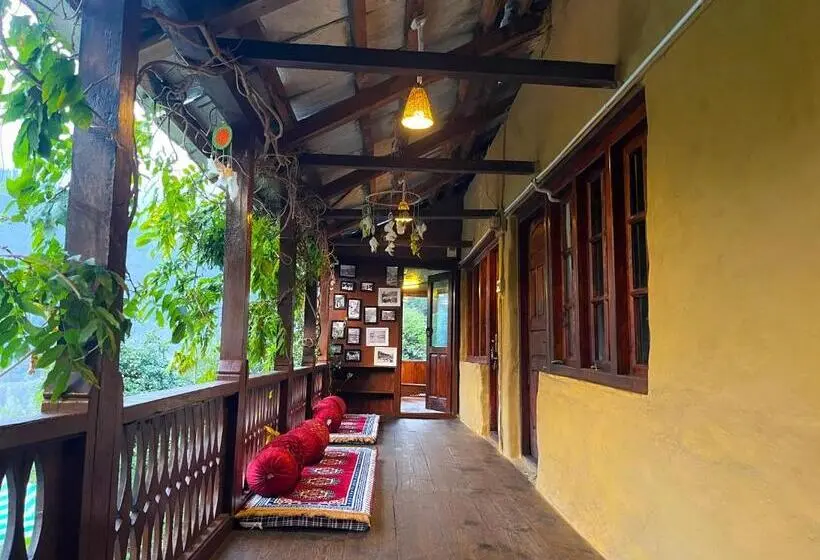 اتاق خانوادگی با چشم‌انداز کوه, Aarya Homes