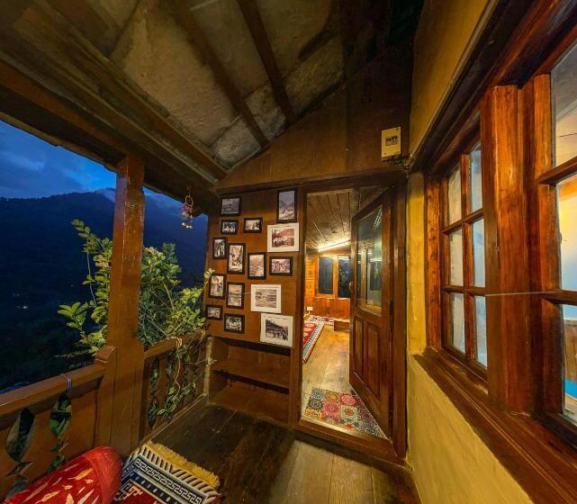 اتاق خانوادگی با چشمانداز کوه, Aarya Homes