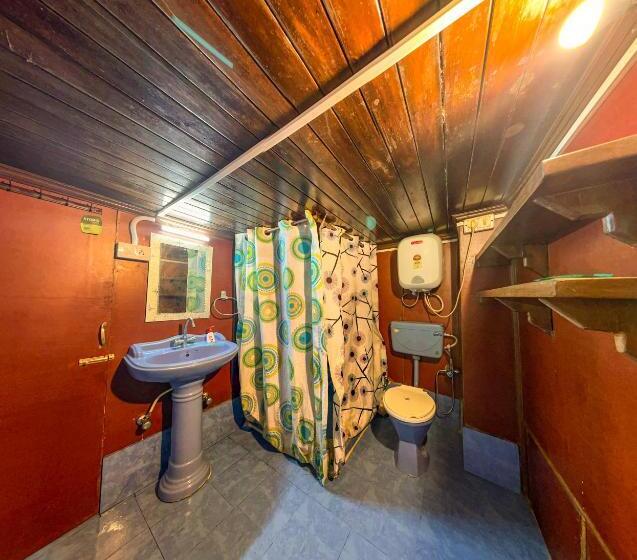 اتاق خانوادگی با چشمانداز کوه, Aarya Homes