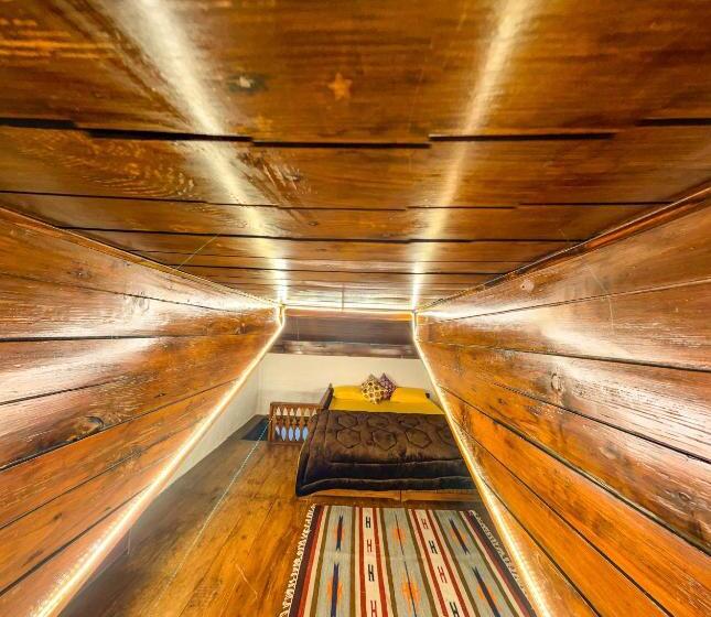 اتاق خانوادگی با چشمانداز کوه, Aarya Homes