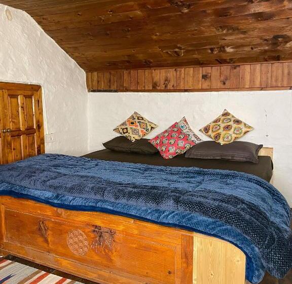 اتاق خانوادگی با چشمانداز کوه, Aarya Homes