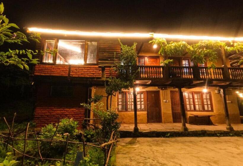 اتاق خانوادگی با چشمانداز کوه, Aarya Homes