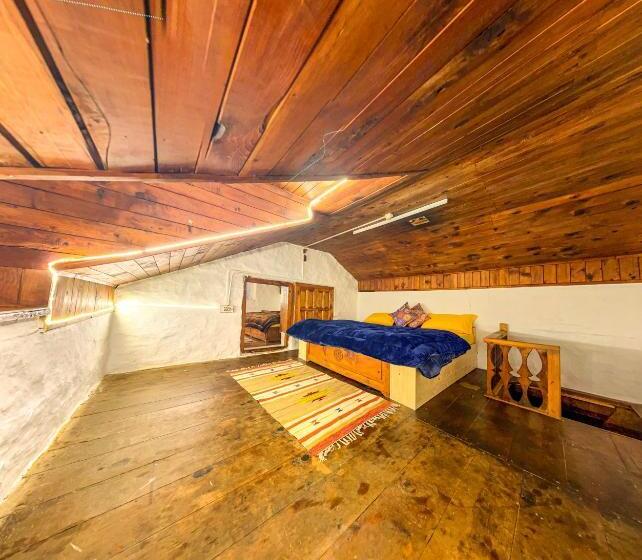 اتاق خانوادگی با چشمانداز کوه, Aarya Homes