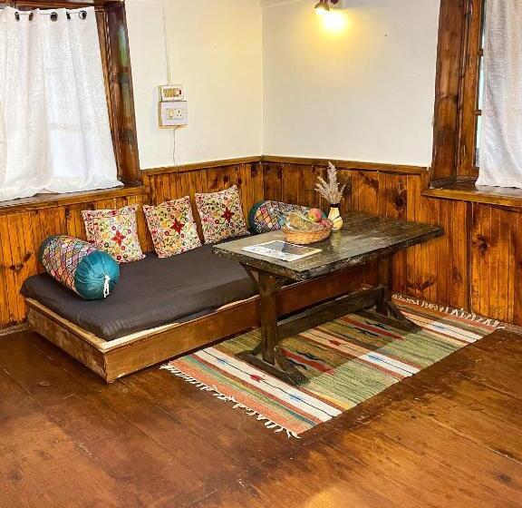 اتاق خانوادگی با چشمانداز کوه, Aarya Homes