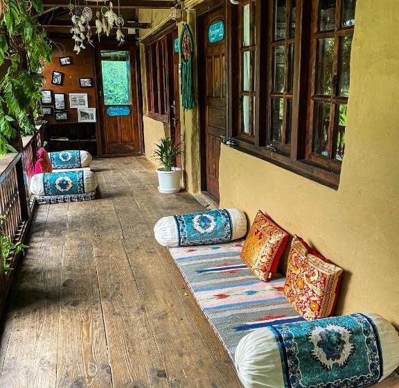 اتاق خانوادگی با چشمانداز کوه, Aarya Homes