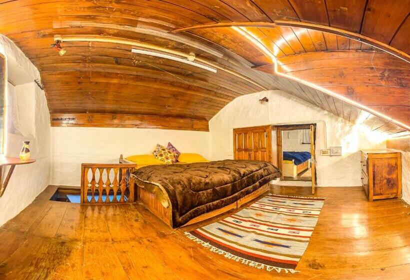 اتاق خانوادگی با چشمانداز کوه, Aarya Homes