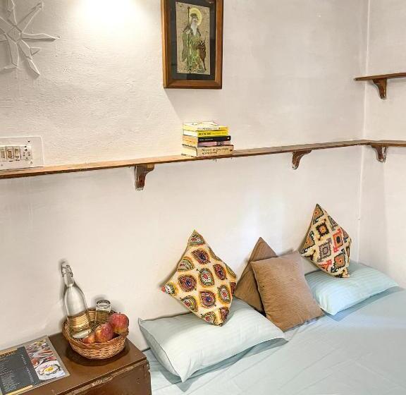 اتاق لوکس, Aarya Homes