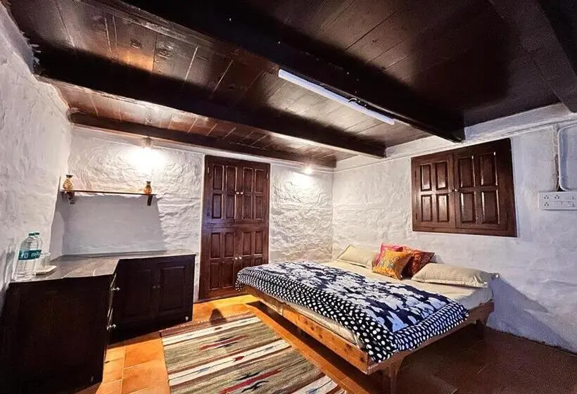 اتاق استاندارد با چشم‌انداز کوهستان, Aarya Homes