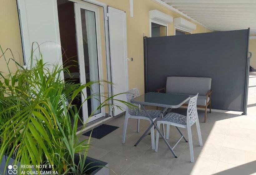 اتاق استاندارد با چشمانداز استخر, Villa Créoléna