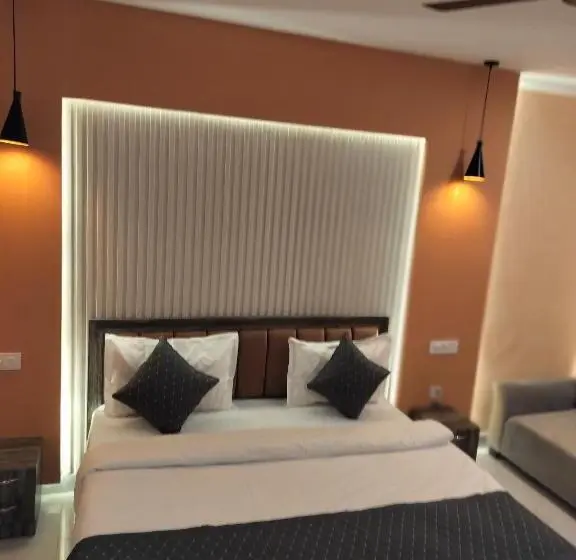デラックスルーム, Ganeshwaram Hotel & Restaurant, Bhowali, Nainital