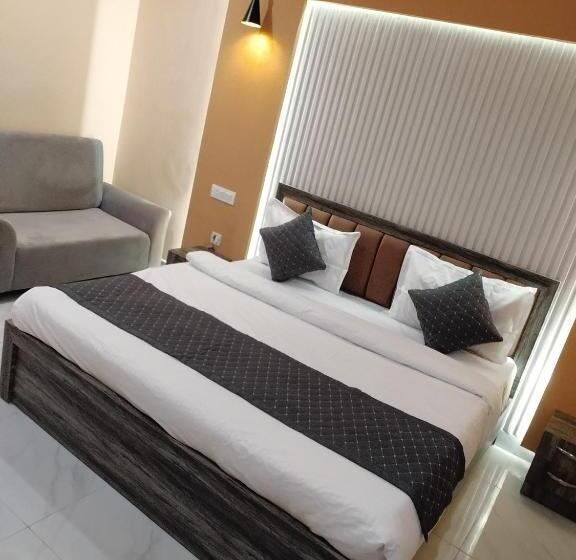 חדר דלוקס, Ganeshwaram Hotel & Restaurant, Bhowali, Nainital