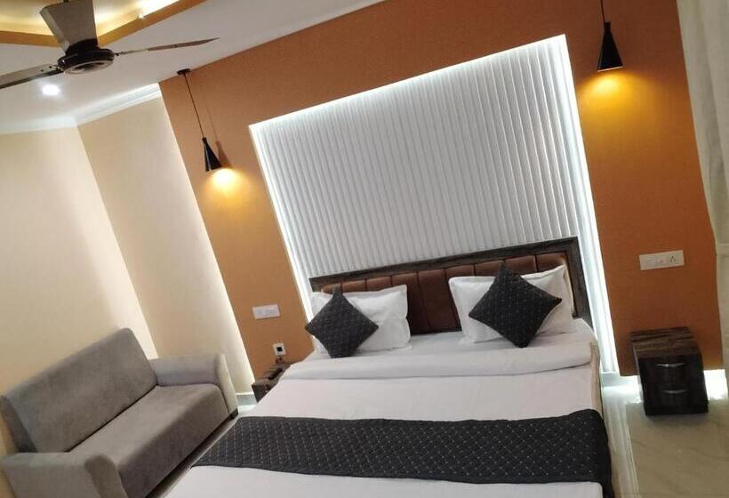 חדר דלוקס, Ganeshwaram Hotel & Restaurant, Bhowali, Nainital