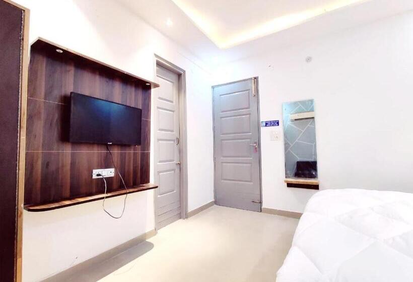 Номер Economy, The Barak S Residency    Lpu Main Gate    Special For Parents, Students, Couples, Corporate