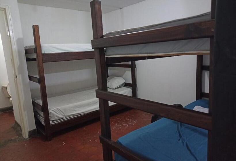 Standard Neljän Hengen Huone, Hostel B