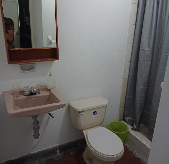 Standard Neljän Hengen Huone, Hostel B