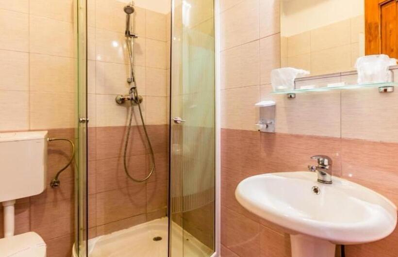 标准三人间, Pensiunea Classic