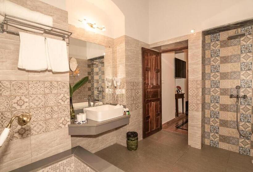 带大床的高级房间, Sashas Holiday Village