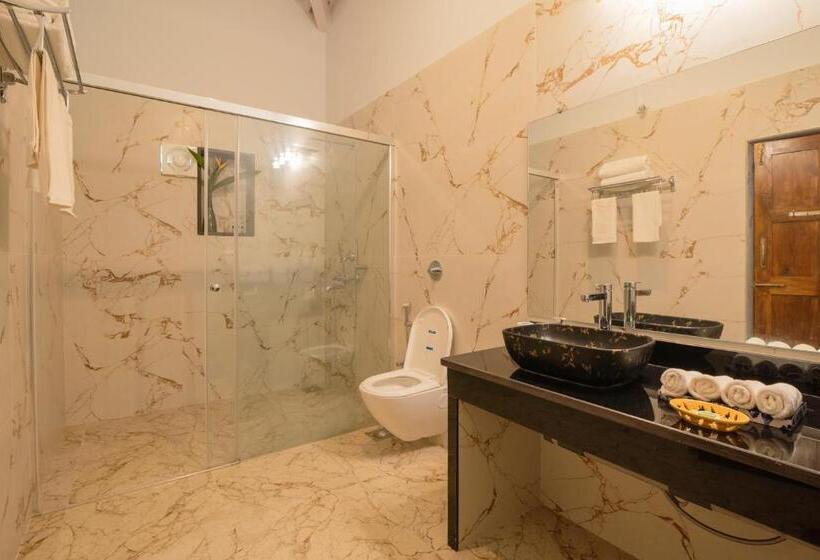 带大床的标准间, Sashas Holiday Village