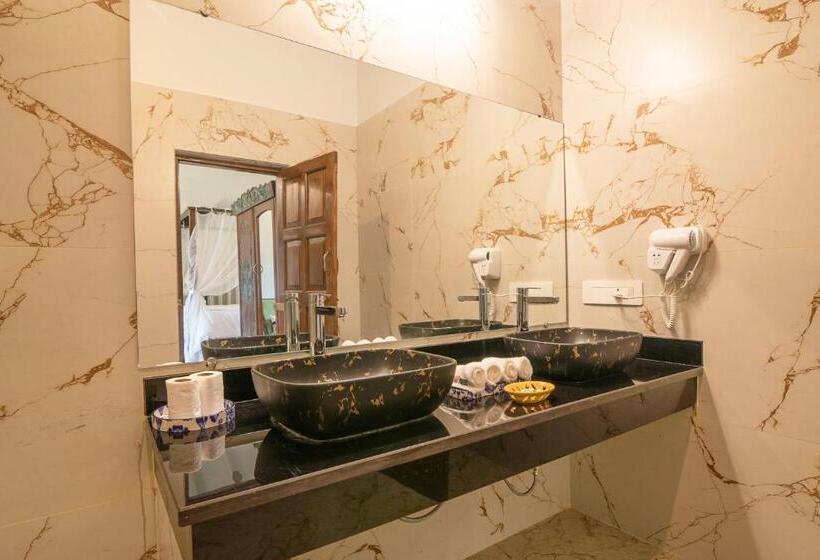 带大床的标准间, Sashas Holiday Village