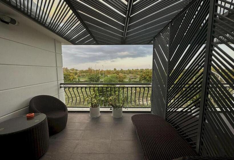 سوییت لوکس, Capital O 1194 Bee