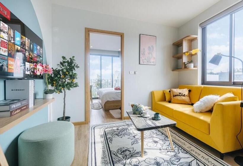 1 Bedroom Apartment Lake View, Crescendo Urban Stay   Stay 24h