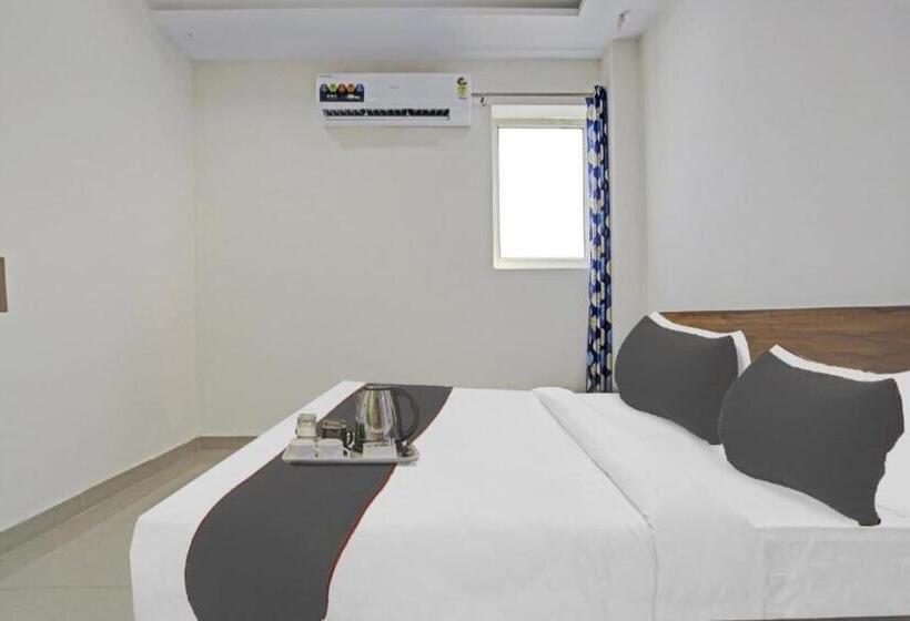 חדר קלאסי לשלושה, Flagship Royal View