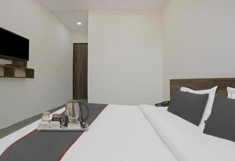 חדר קלאסי לשלושה, Flagship Royal View