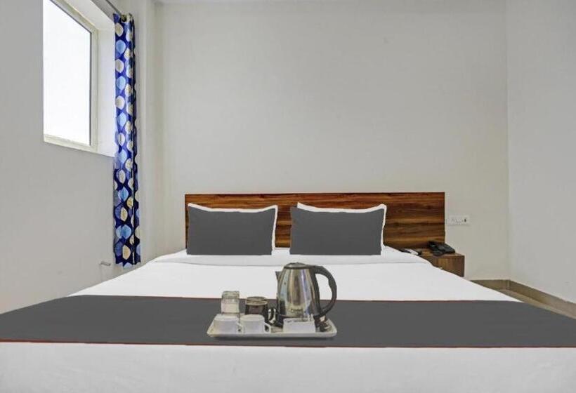 חדר קלאסי לשלושה, Flagship Royal View