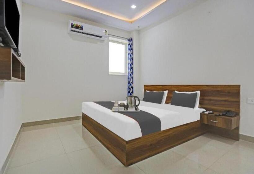 חדר קלאסי לשלושה, Flagship Royal View