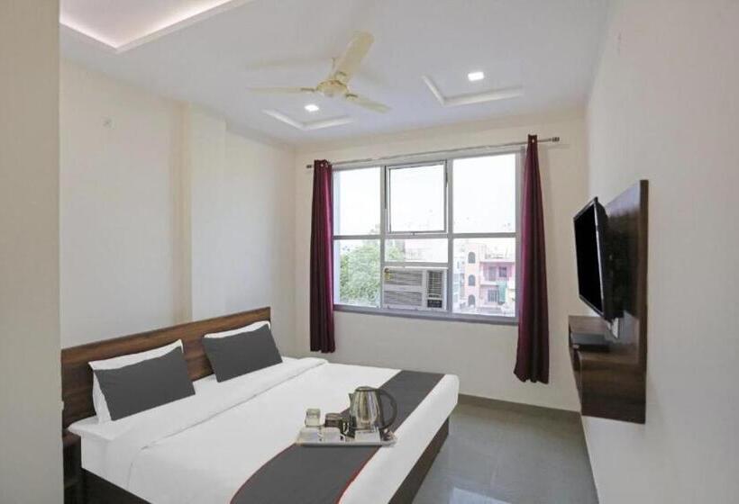 חדר קלאסי לשלושה, Flagship Royal View