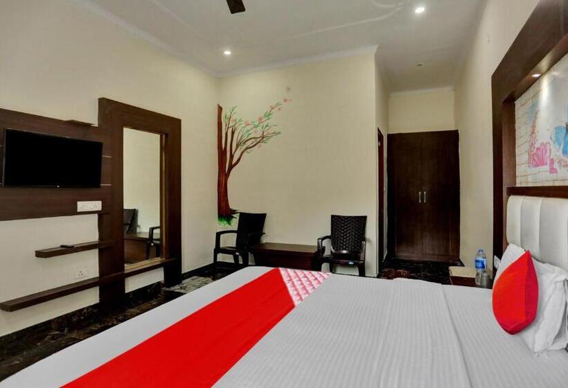 トリプルクラシックルーム, Oyo Lawendra Home Stay