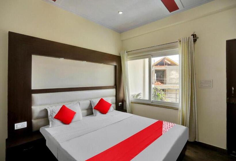 トリプルクラシックルーム, Oyo Lawendra Home Stay