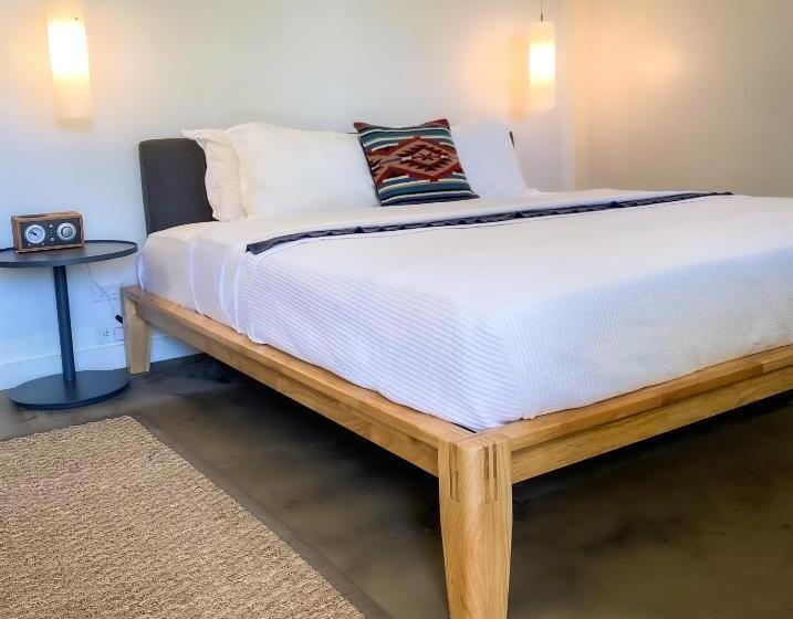 스탠다드 룸 킹사이즈 침대, Thunderbird