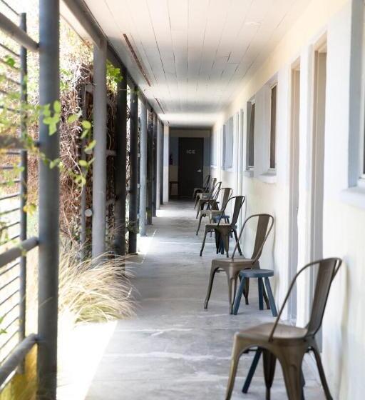 정원 전망 4인용 스탠다드 룸, Thunderbird