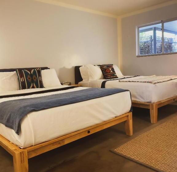 정원 전망 4인용 스탠다드 룸, Thunderbird