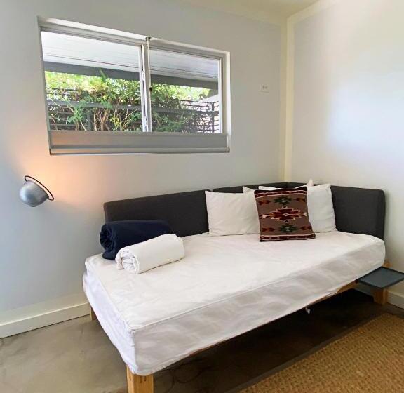 带花园景观的标准三人间, Thunderbird