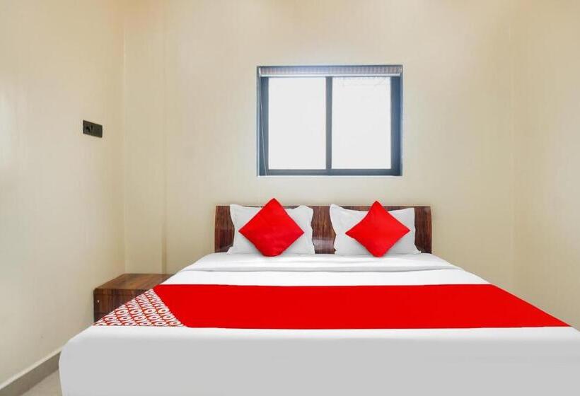 트리플 클래식 룸, Oyo Flagship Hotel Crown & Lodge