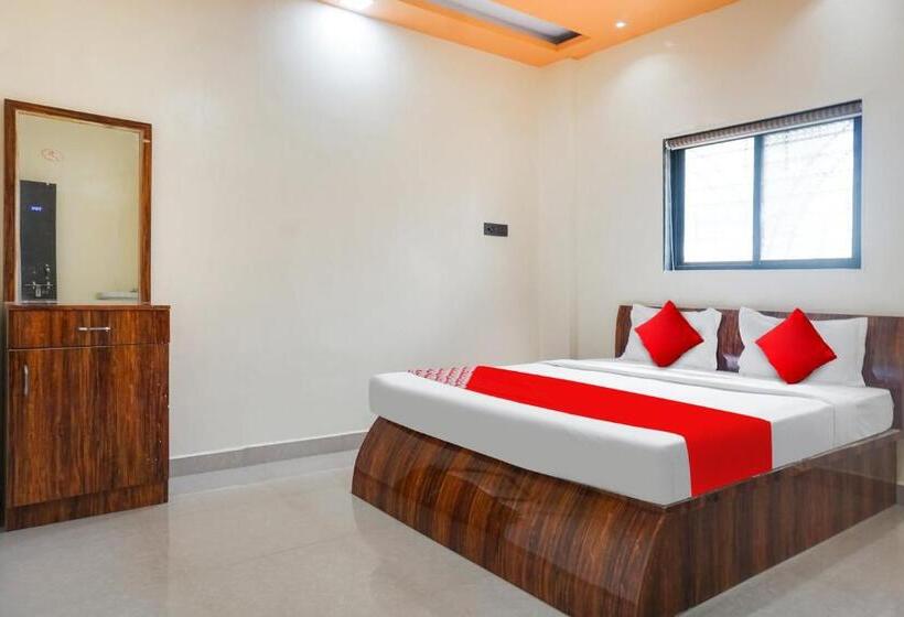 트리플 클래식 룸, Oyo Flagship Hotel Crown & Lodge