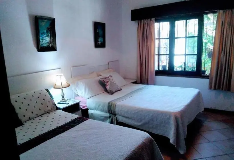 اتاق استاندارد چهارنفره با چشم‌انداز باغ, Bed And Breaksfast