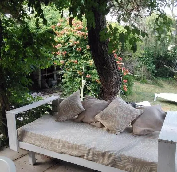 اتاق استاندارد چهارنفره با چشم‌انداز باغ, Bed And Breaksfast