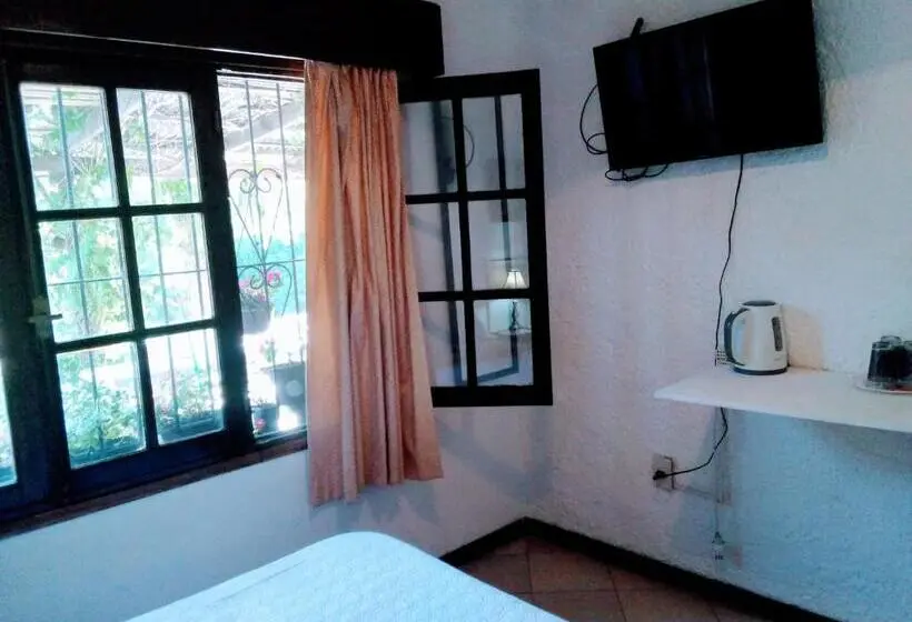 اتاق استاندارد چهارنفره با چشم‌انداز باغ, Bed And Breaksfast
