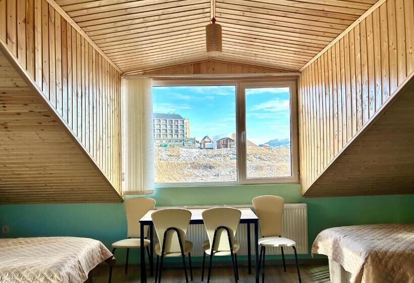 اتاق استاندارد چهارنفره با بالکن, Dandelion Hotel Gudauri