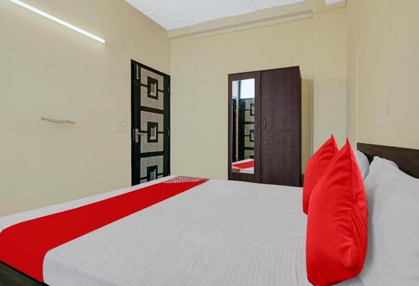 Triple Classic Room, Oyo Flagship Pleasure Inn Near Haiderpur Metro Station