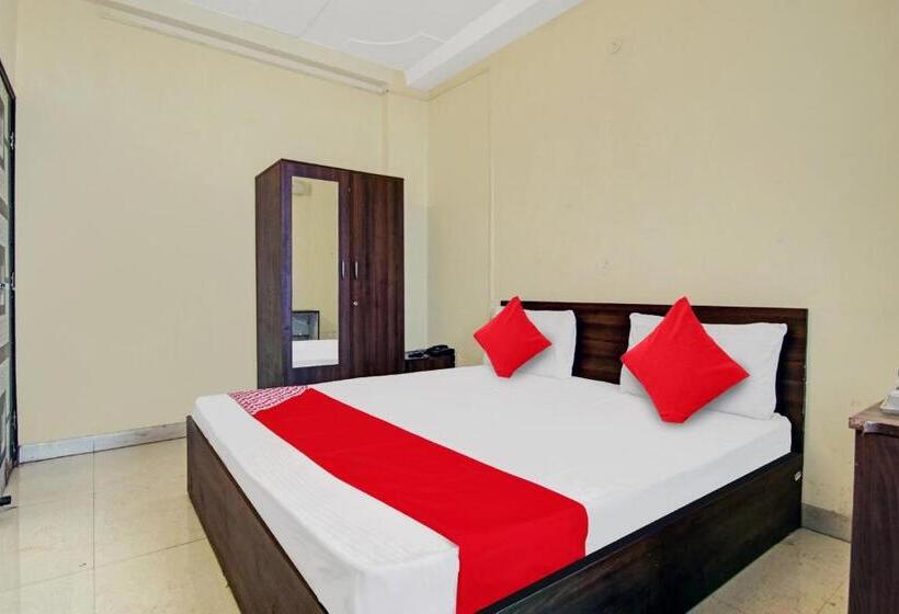 Triple Classic Room, Oyo Flagship Pleasure Inn Near Haiderpur Metro Station