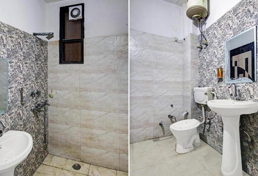 Triple Classic Room, Oyo Flagship Pleasure Inn Near Haiderpur Metro Station