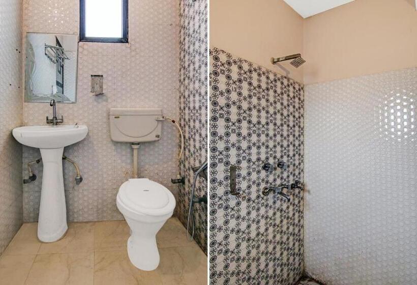 Triple Classic Room, Oyo Flagship Pleasure Inn Near Haiderpur Metro Station