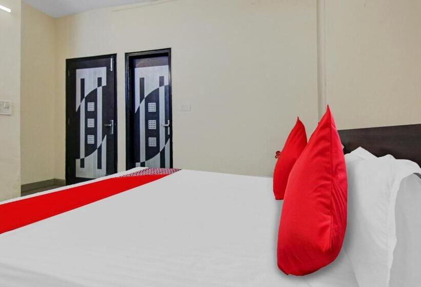 Triple Classic Room, Oyo Flagship Pleasure Inn Near Haiderpur Metro Station